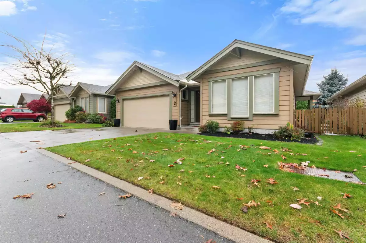 Living Room Photo of 222 46000 Thomas Road, Chilliwack, BC