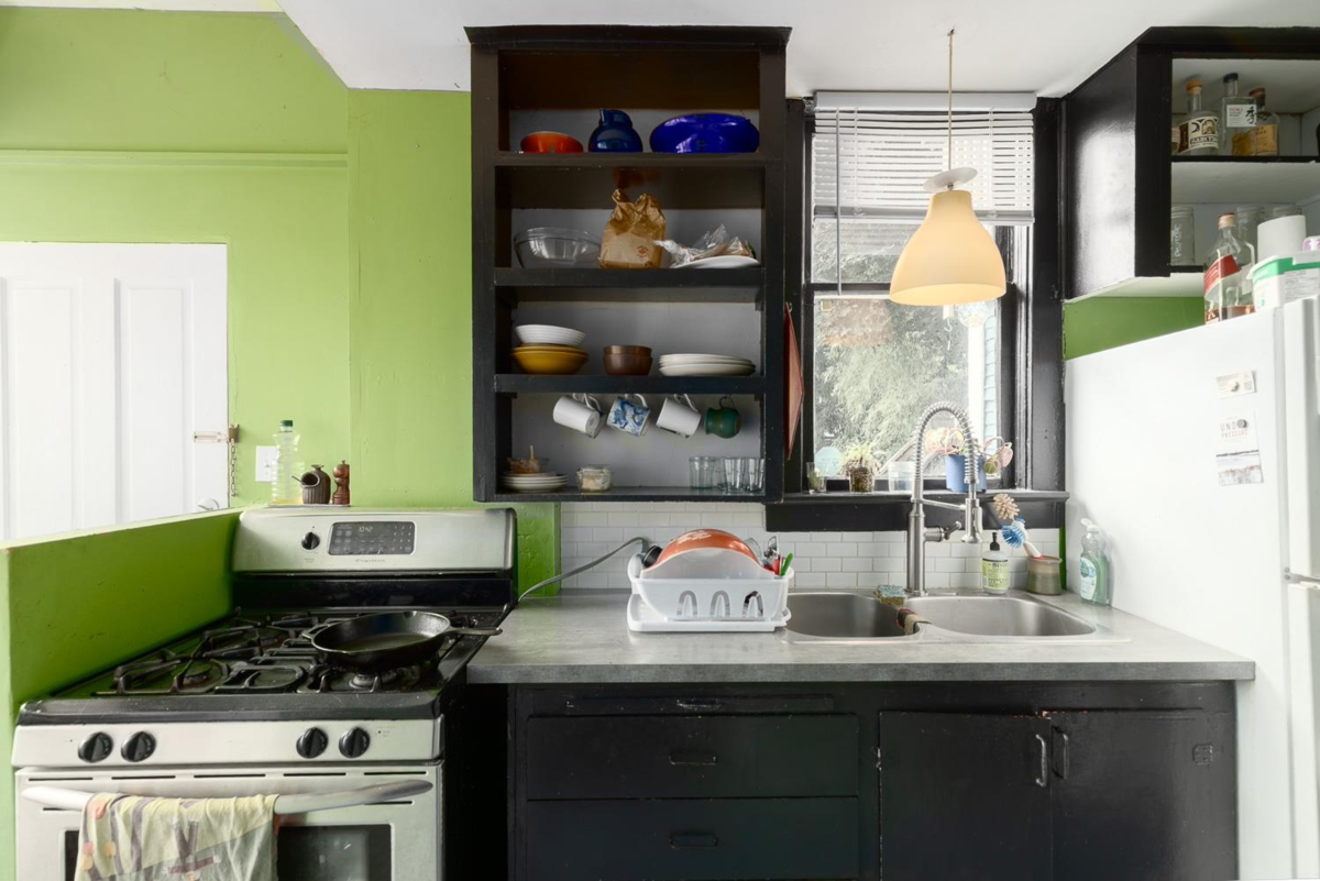 Walk-In Closet Photo of 928 E 17th Avenue, Vancouver, BC