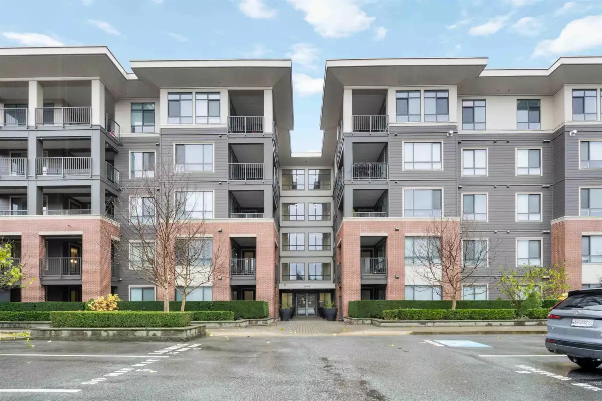 Living Room Photo of 401 33540 Mayfair Avenue, Abbotsford, BC