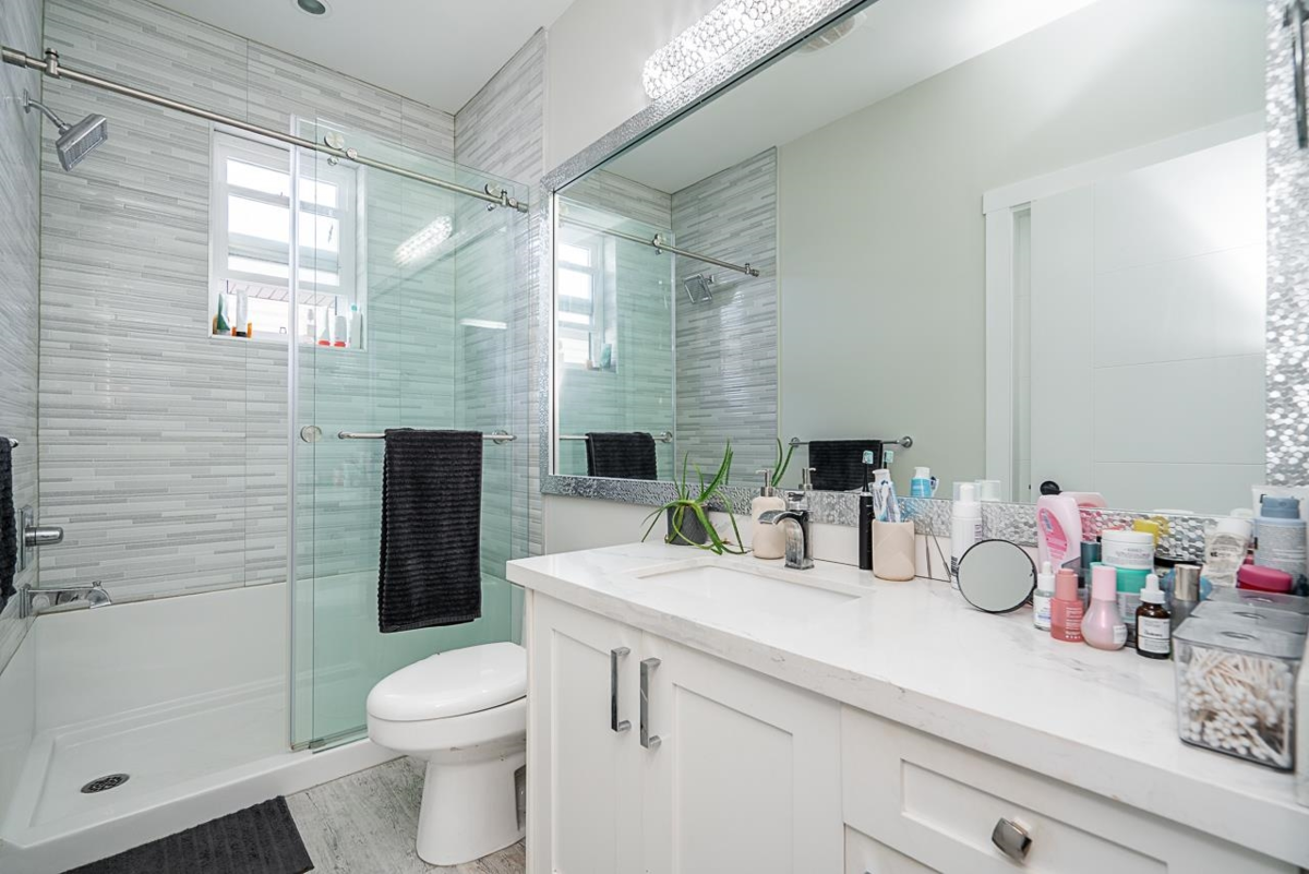 Hallway Photo of 12399 80a Avenue, Surrey, BC