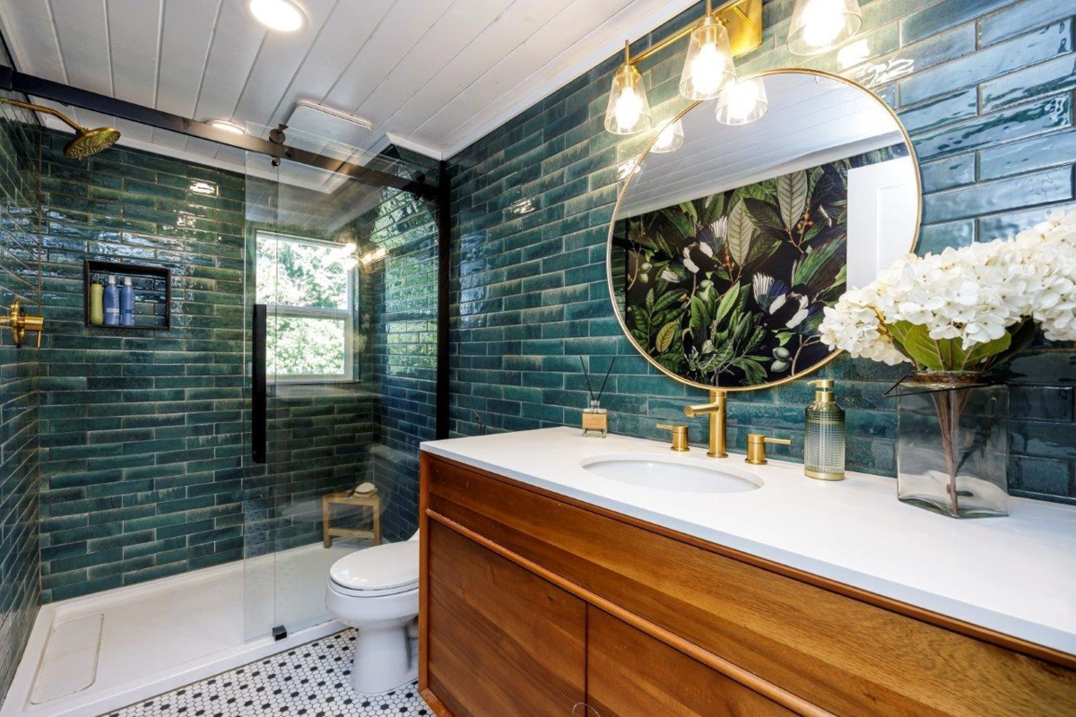 Guest Bathroom Photo of 1108 Lenora Road, Bowen Island, BC