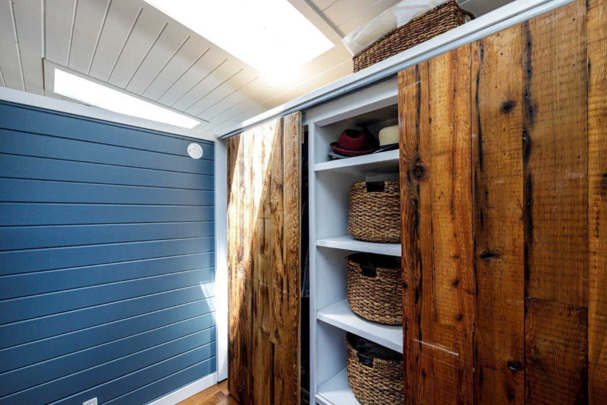 Hallway Photo of 1108 Lenora Road, Bowen Island, BC