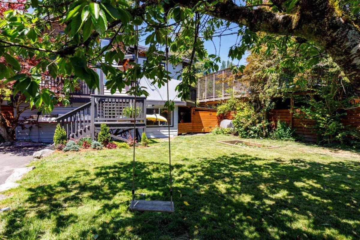 Kitchen Island Photo of 1108 Lenora Road, Bowen Island, BC