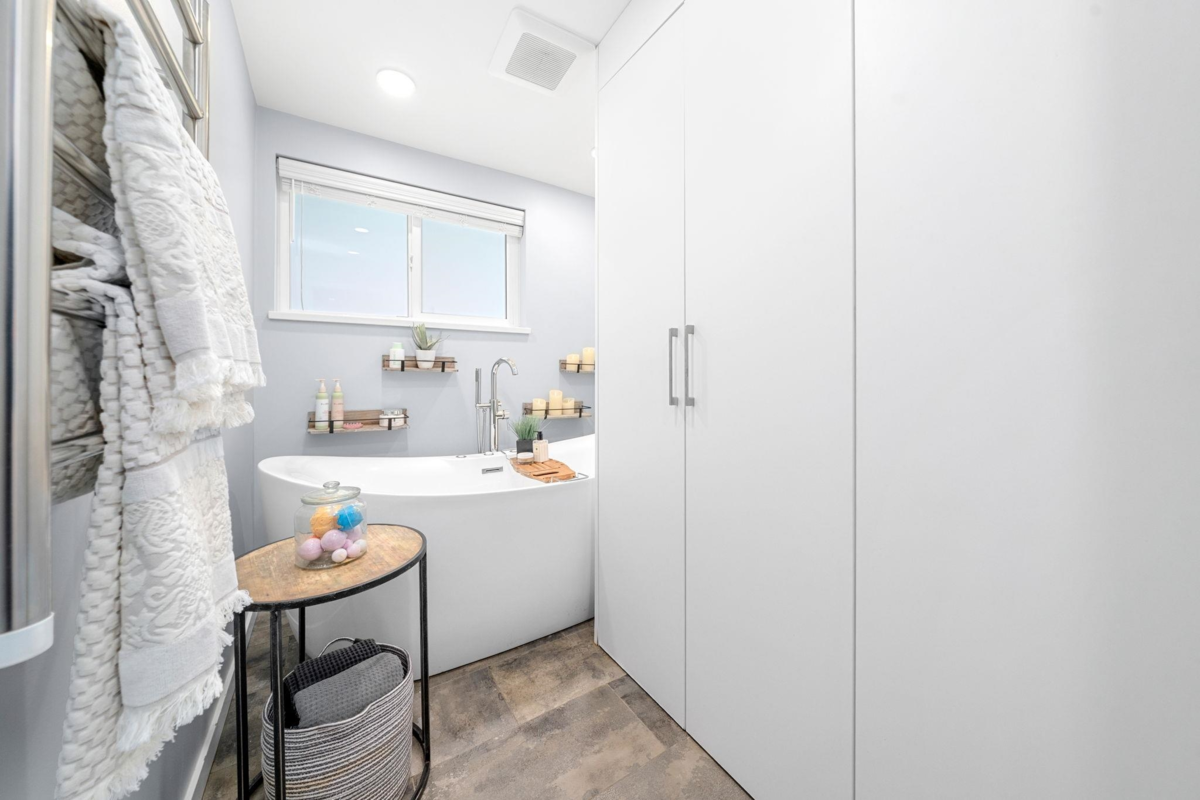 Entry Foyer Photo of 2540 Boswell Avenue, North Vancouver, BC