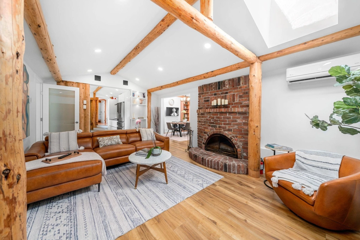 Kitchen Island Photo of 2540 Boswell Avenue, North Vancouver, BC