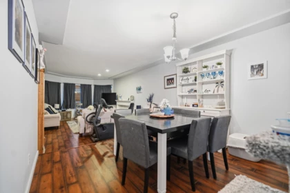 Kitchen Island Photo of 18592 62 Avenue, Surrey, BC