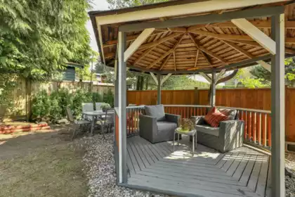 Entry Foyer Photo of 732 E 29th Street, North Vancouver, BC