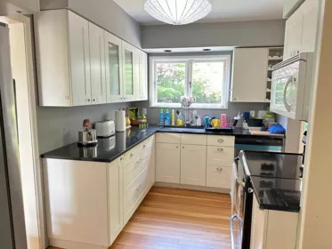Kitchen Island Photo of 1115 Haywood Avenue, West Vancouver, BC