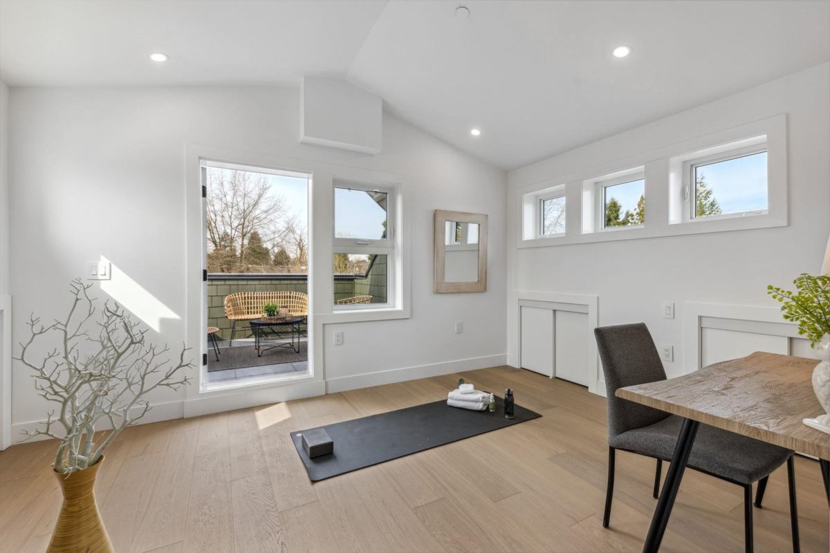 Entry Foyer Photo of 3381 Victoria Drive, Vancouver, BC