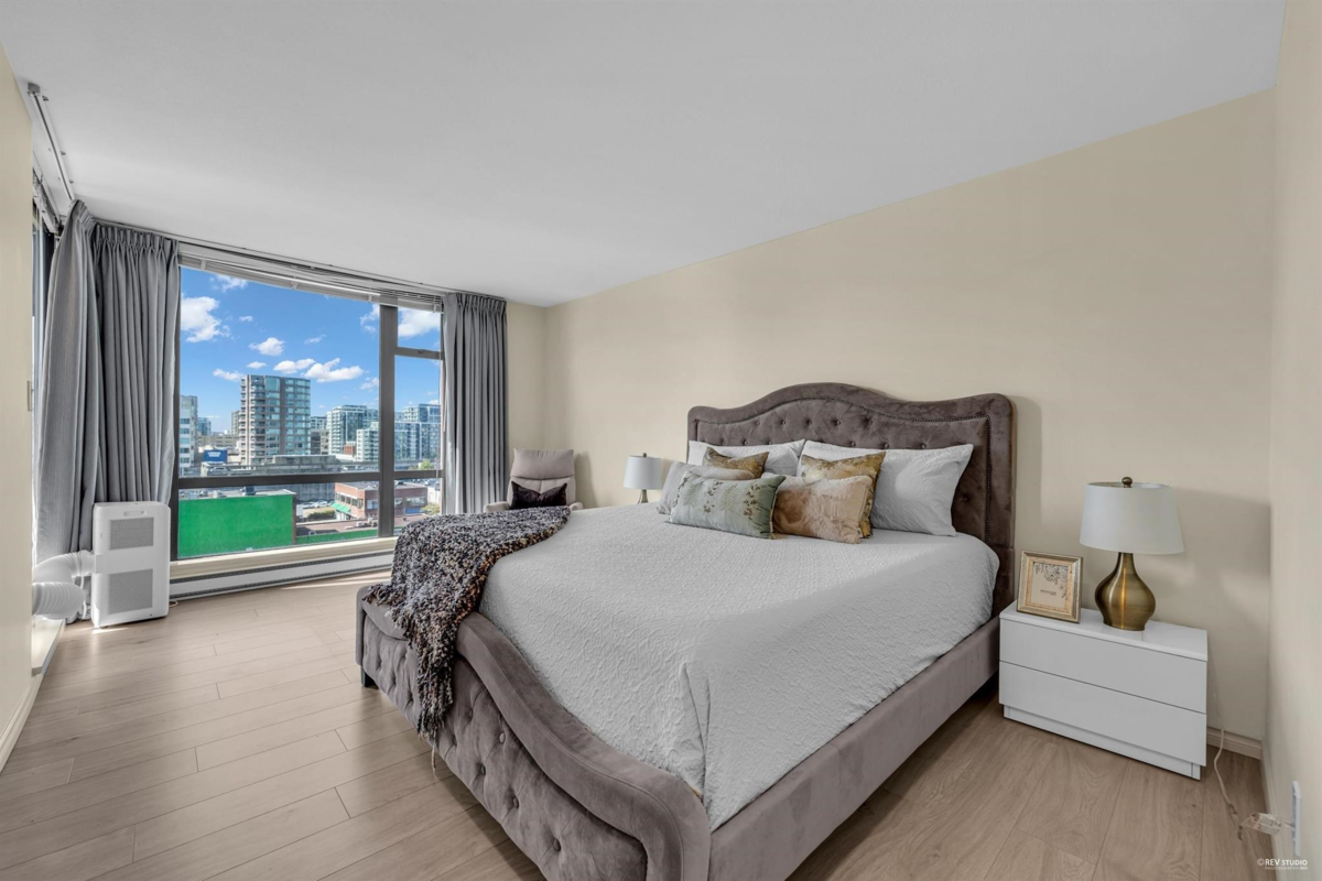 Kitchen Island Photo of 902 5933 Cooney Road, Richmond, BC