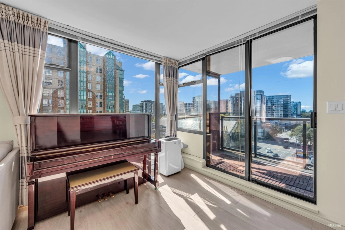 Living Room Photo of 902 5933 Cooney Road, Richmond, BC