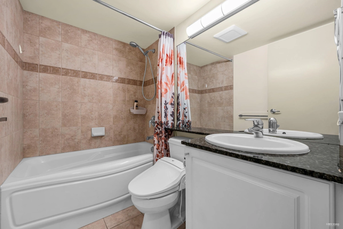 Primary Bathroom Photo of 902 5933 Cooney Road, Richmond, BC