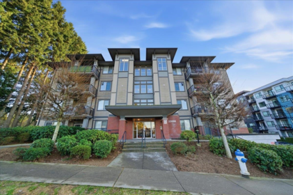 Swimming Pool Photo of 411 33898 Pine Street, Abbotsford, BC