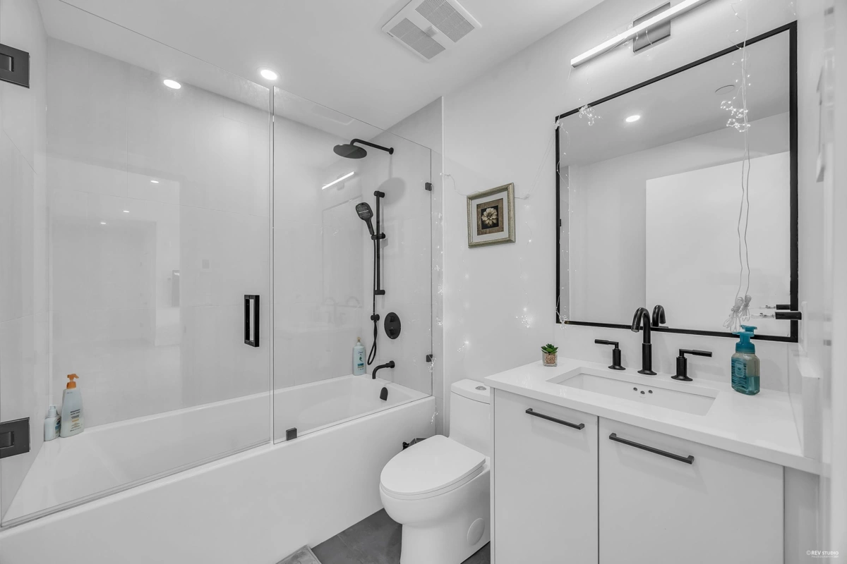 Primary Bathroom Photo of 105 20416 Park Avenue, Langley, BC