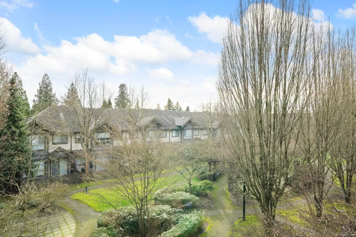 Kitchen Photo of 309 15388 101 Avenue, Surrey, BC