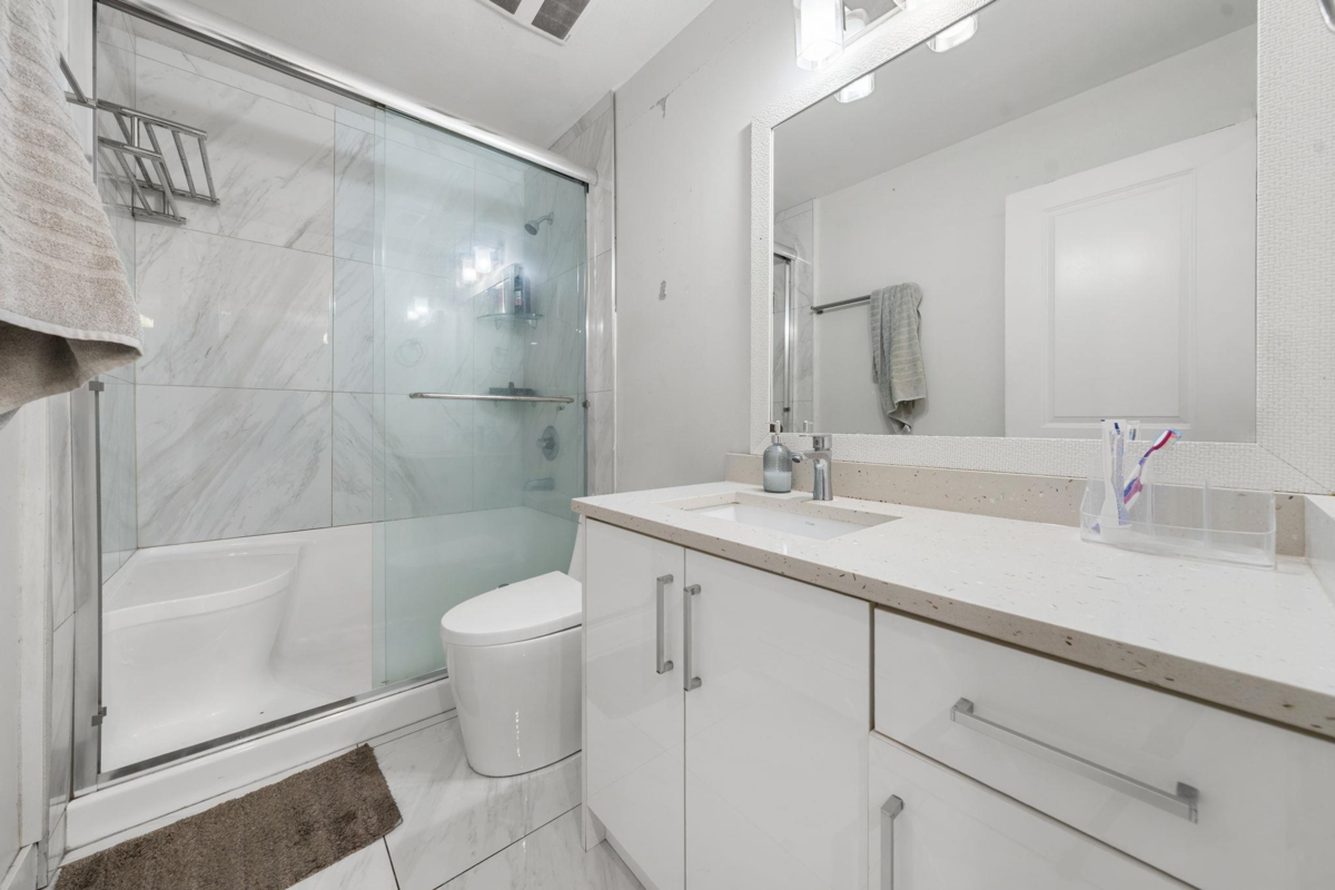 Entry Foyer Photo of 12541 77a Avenue, Surrey, BC