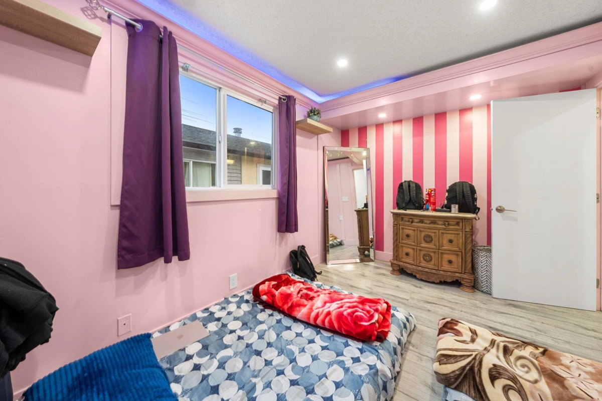 Front Yard Photo of 12541 77a Avenue, Surrey, BC