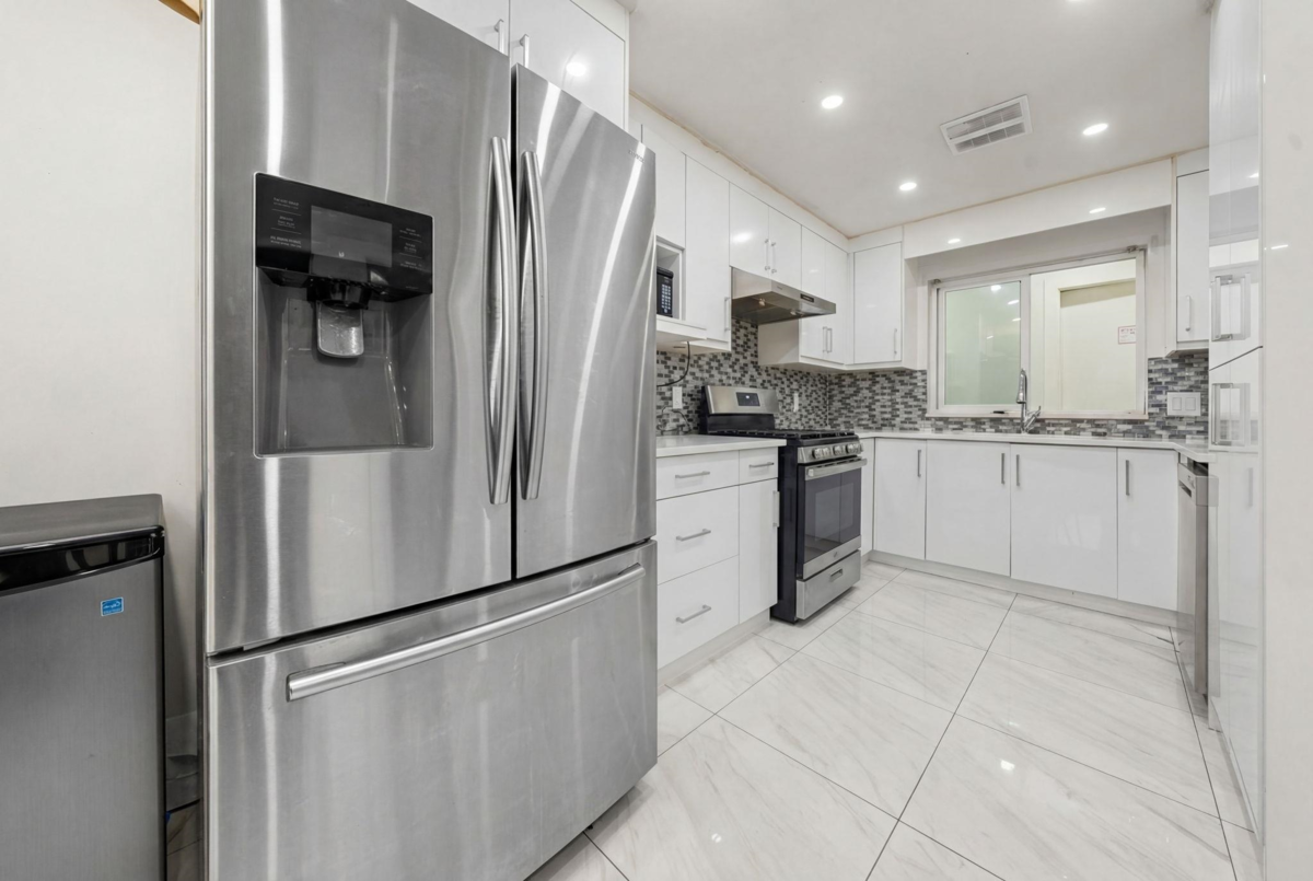 Guest Bathroom Photo of 12541 77a Avenue, Surrey, BC