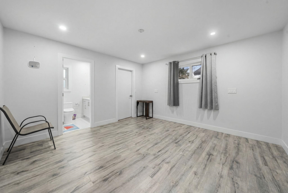 Hallway Photo of 12541 77a Avenue, Surrey, BC