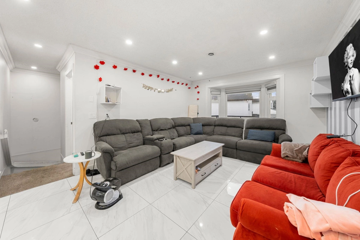 Kitchen Island Photo of 12541 77a Avenue, Surrey, BC