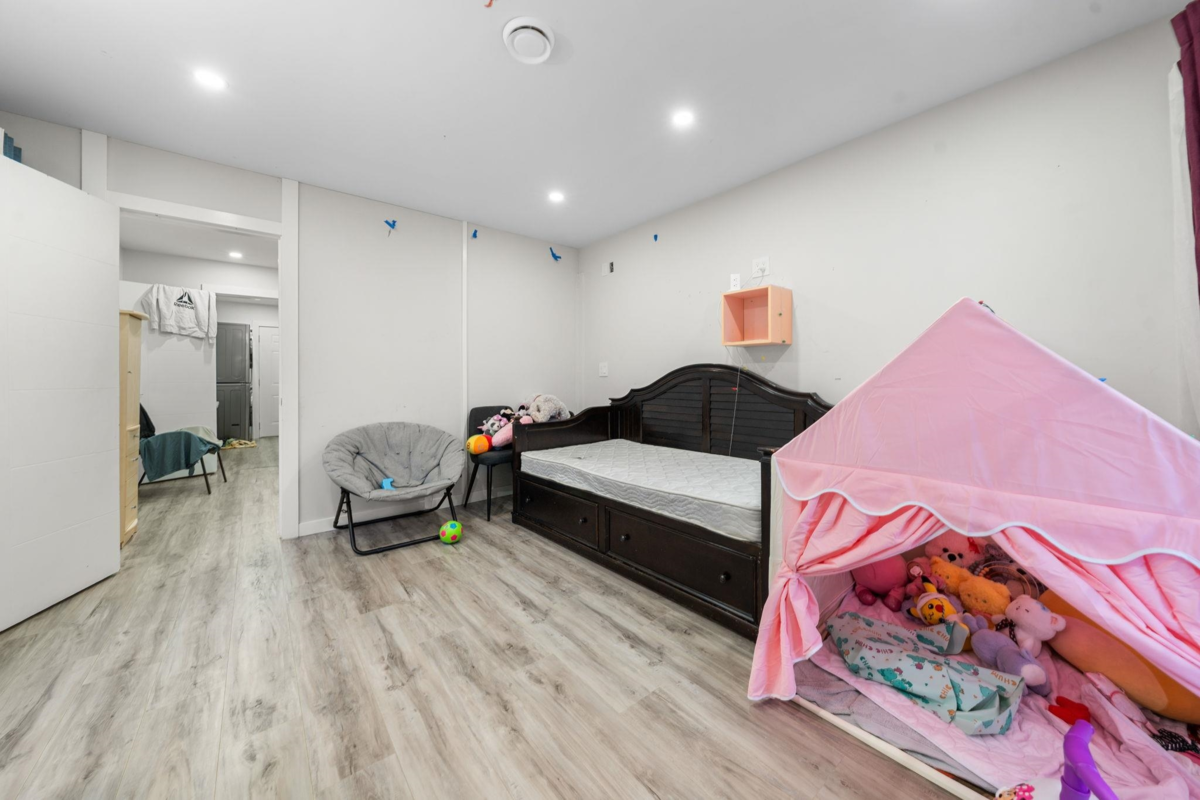 Laundry Room Photo of 12541 77a Avenue, Surrey, BC