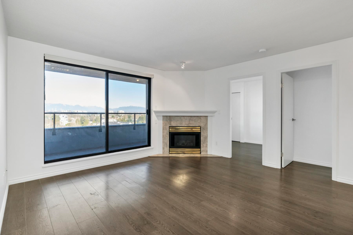 Kitchen Photo of 1106 6611 Cooney Road, Richmond, BC