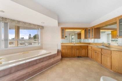 Guest Bathroom Photo of 13395 14 Avenue, Surrey, BC