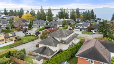 Hot Tub / Spa Photo of 13395 14 Avenue, Surrey, BC