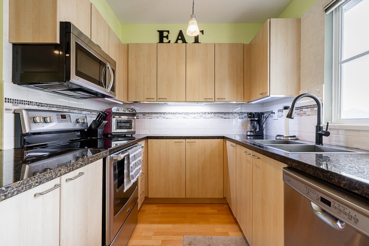 Primary Bathroom Photo of 306 12083 92a Avenue, Surrey, BC