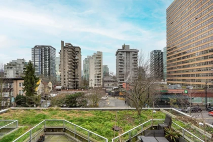 Kitchen Island Photo of 308 1688 Robson Street, Vancouver, BC