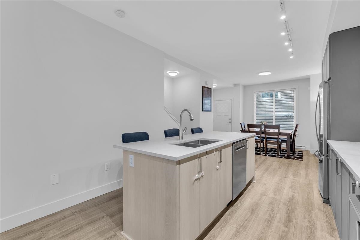 Kitchen Photo of 35 9718 161a Street, Surrey, BC