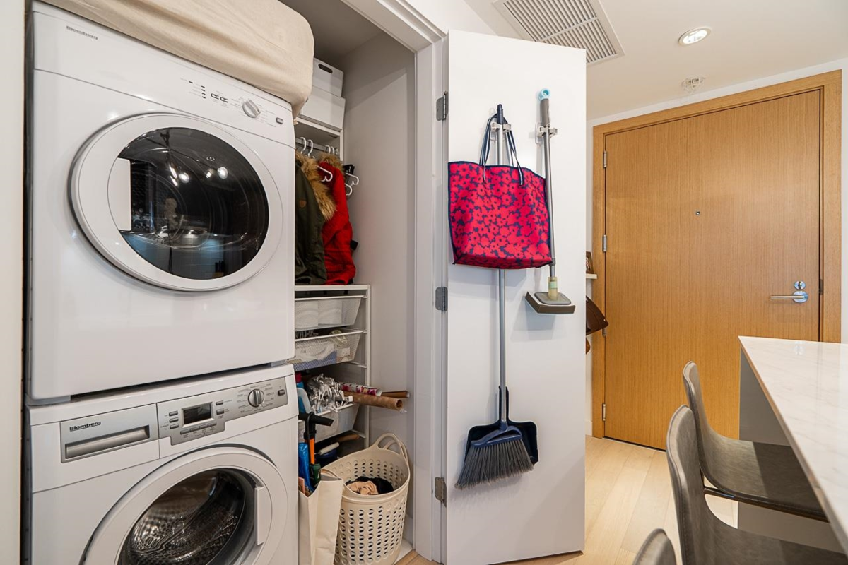 Front Yard Photo of 1106 4638 Gladstone Street, Vancouver, BC