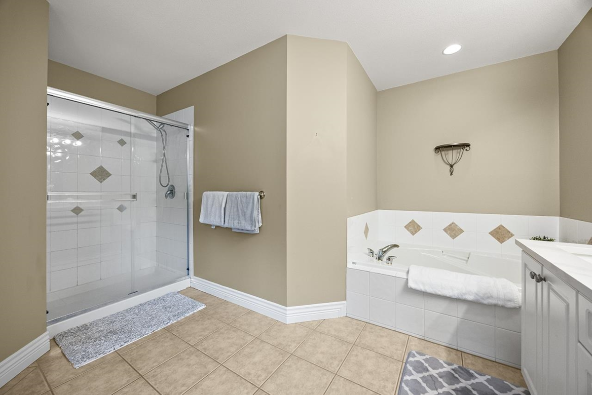 Entry Foyer Photo of 3376 Plateau Boulevard, Coquitlam, BC