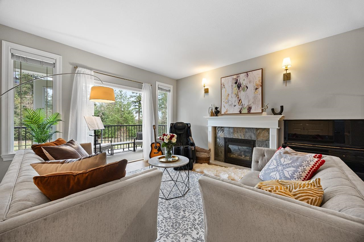 Living Room Photo of 3376 Plateau Boulevard, Coquitlam, BC
