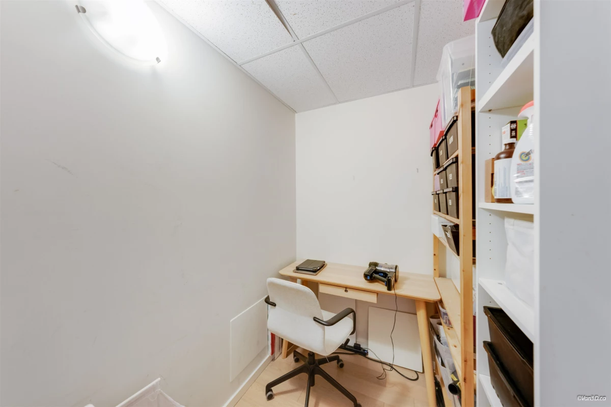 Walk-In Closet Photo of 513 63 W 2nd Avenue, Vancouver, BC