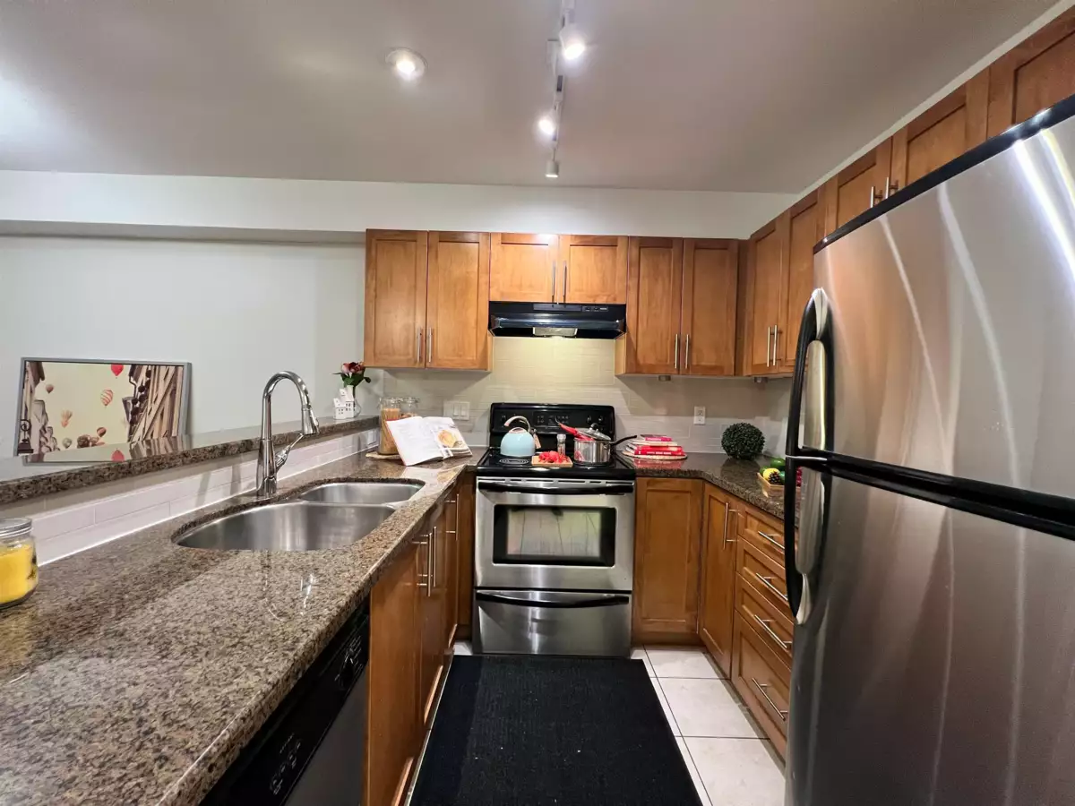 Kitchen Island Photo of 3 5525 Halley Avenue, Burnaby, BC