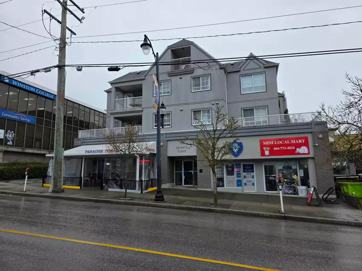 Exterior Front Photo of 302 723 Twelfth Street, New Westminster, BC