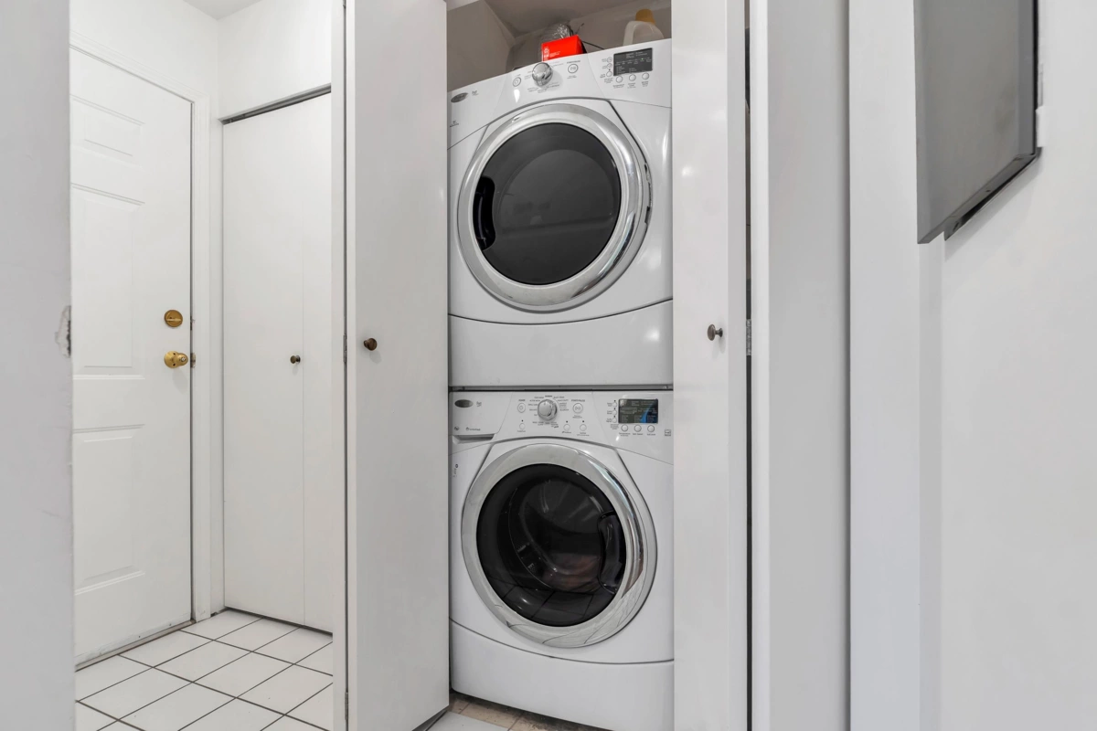 Entry Foyer Photo of 406 2133 Dundas Street, Vancouver, BC