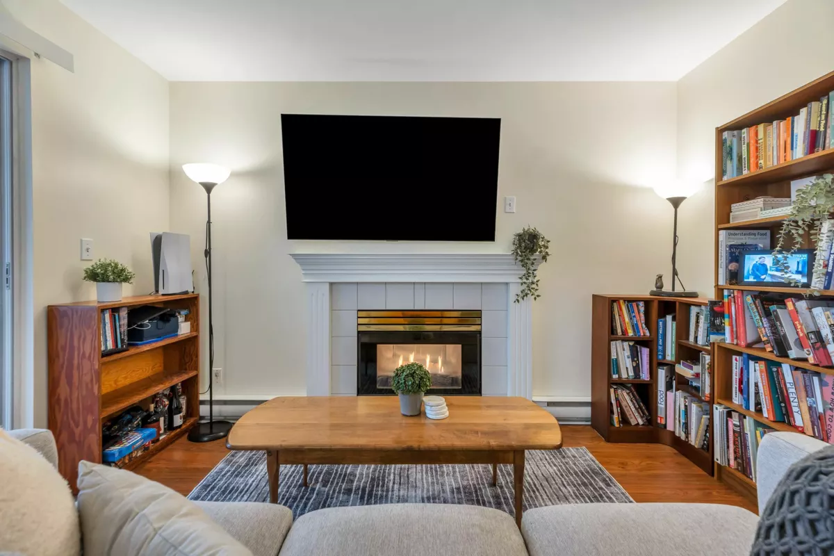 Kitchen Photo of 406 2133 Dundas Street, Vancouver, BC