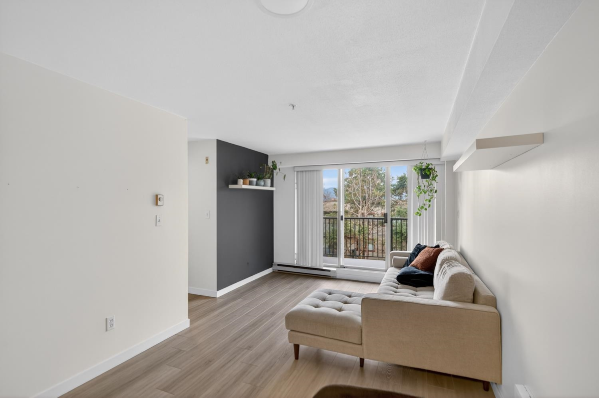 Breakfast Nook Photo of 310 1099 E Broadway, Vancouver, BC