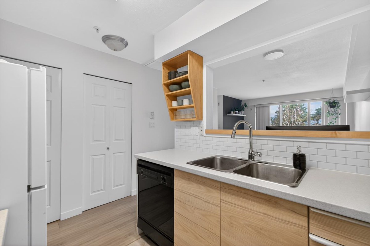 Dining Area Photo of 310 1099 E Broadway, Vancouver, BC