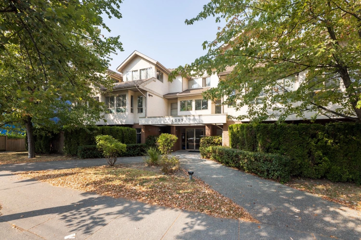 Entry Foyer Photo of 310 1099 E Broadway, Vancouver, BC