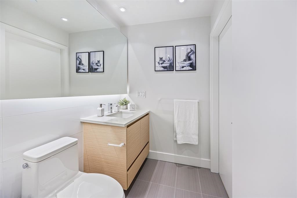Kitchen Island Photo of 1607 3538 Sawmill Crescent, Vancouver, BC