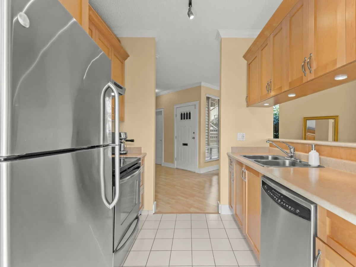 Entry Foyer Photo of 103 1100 W 7th Avenue, Vancouver, BC