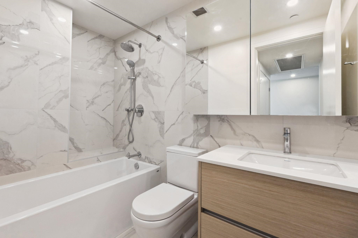 Primary Bathroom Photo of 1708 200 Klahanie Court, West Vancouver, BC