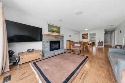 1911 Deep Cove Road, North Vancouver, BC