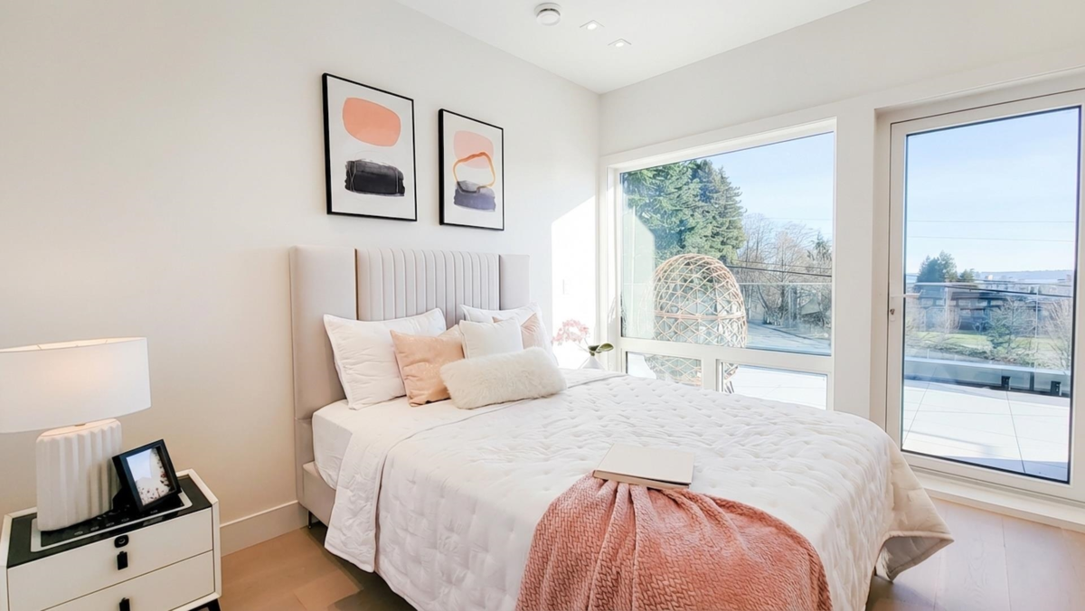 Entry Foyer Photo of 2141 Jefferson Avenue, West Vancouver, BC