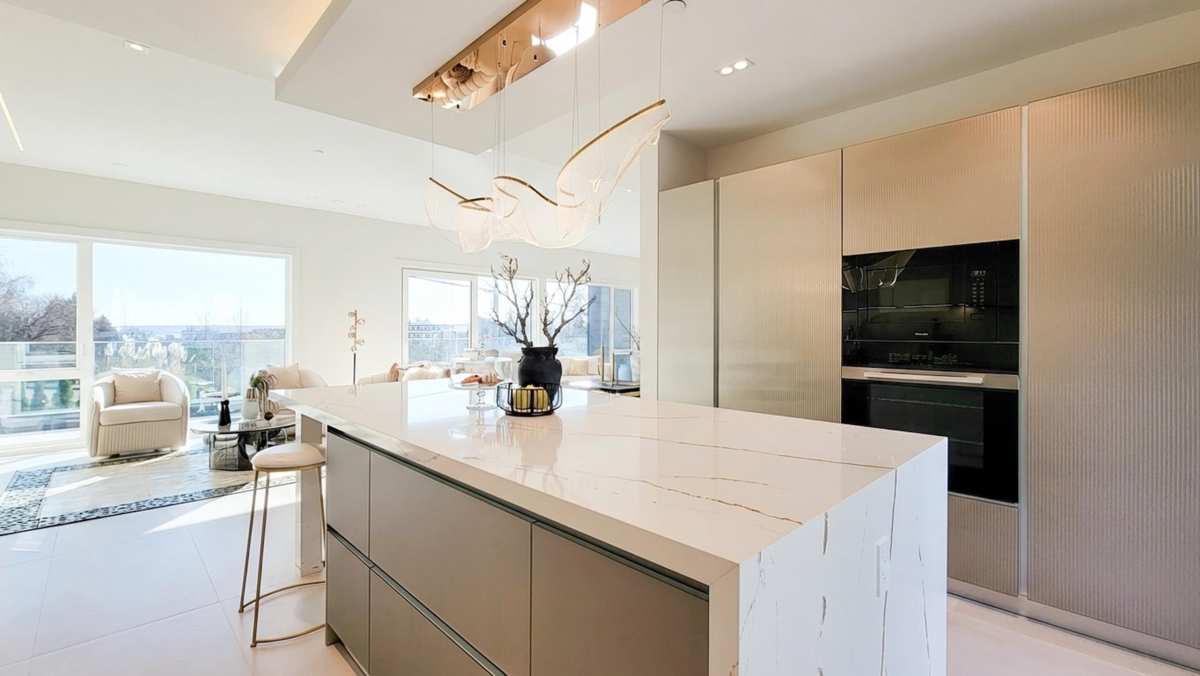 Walk-In Closet Photo of 2141 Jefferson Avenue, West Vancouver, BC