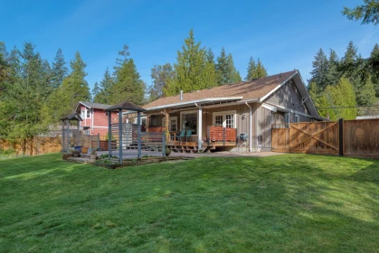 Garden / Landscaping Photo of 8029 Southwood Road, Halfmoon Bay, BC