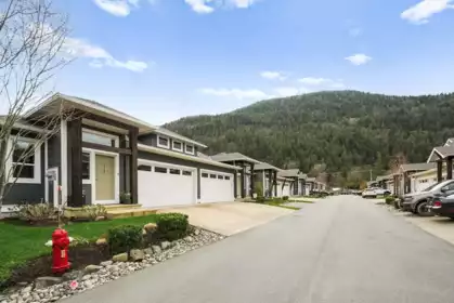 17 628 Mccombs Drive, Harrison Hot Springs, BC, Harrison Hot Springs — Half Duplex for sale